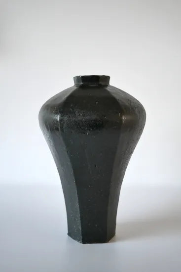 Naoto Yano [13. Black Glazed Vase]