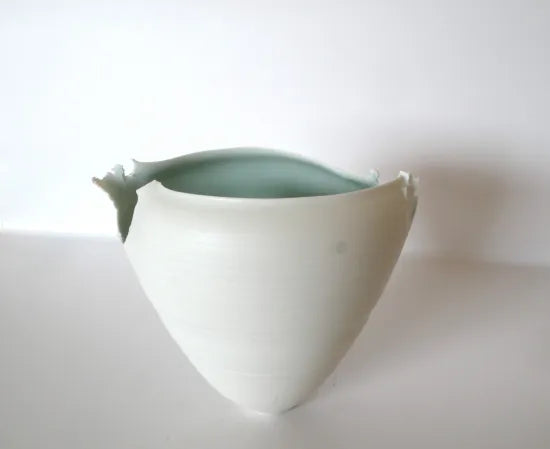 村田匠也  [25.青白磁やぶれ花器]