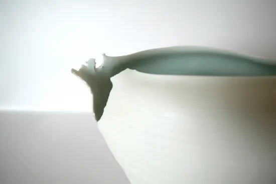 村田匠也  [25.青白磁やぶれ花器]