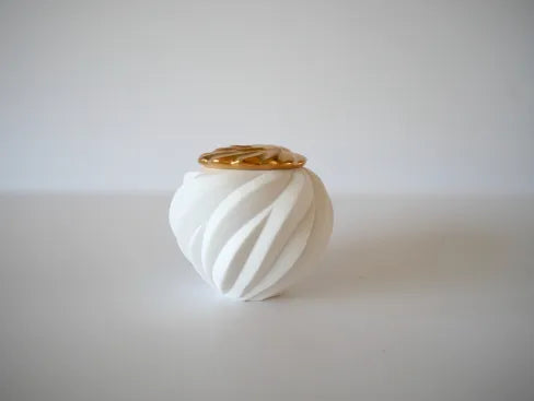 Takahashi Nami [48. Gold-painted white porcelain tea set]