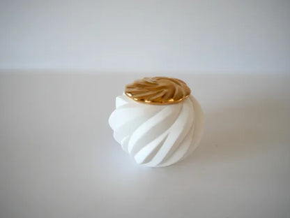 Takahashi Nami [48. Gold-painted white porcelain tea set]