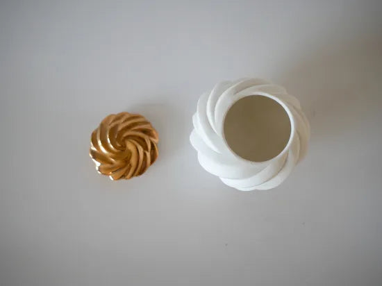 Takahashi Nami [48. Gold-painted white porcelain tea set]