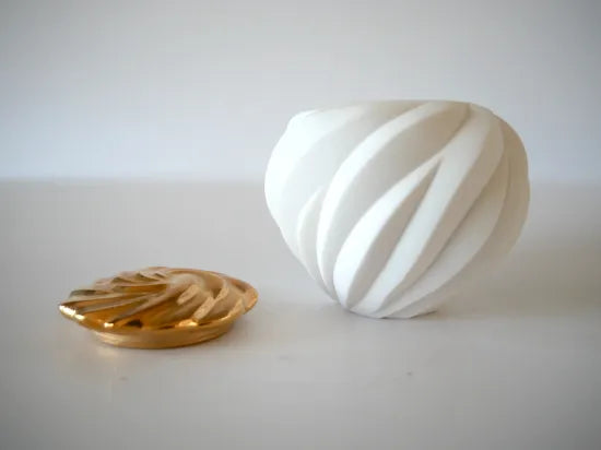 Takahashi Nami [48. Gold-painted white porcelain tea set]