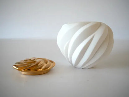 Takahashi Nami [48. Gold-painted white porcelain tea set]