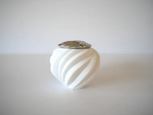 Takahashi Nami [2. Platinum-colored white porcelain tea set]