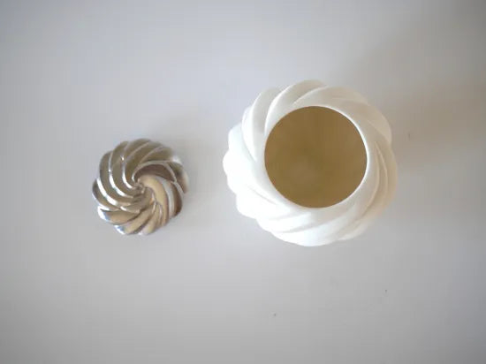 Takahashi Nami [2. Platinum-colored white porcelain tea set]