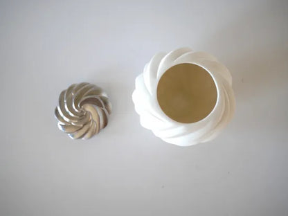 Takahashi Nami [2. Platinum-colored white porcelain tea set]