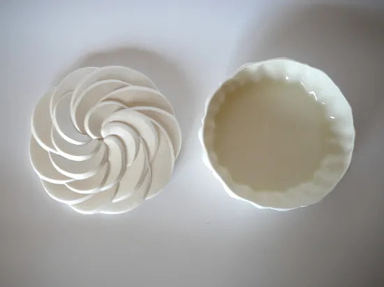 Takahashi Nami [86. White Porcelain Lotus (lidded container)]