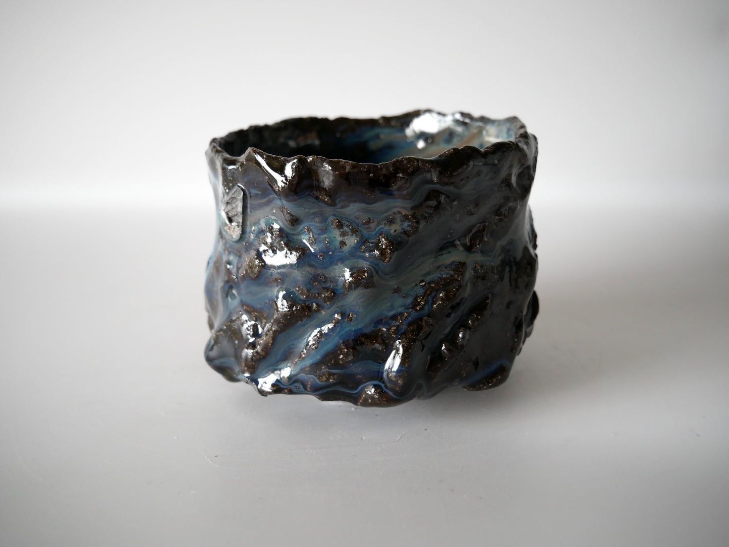 Takashi Kimura [24. Ash-glazed tea bowl with varied kiln effects]