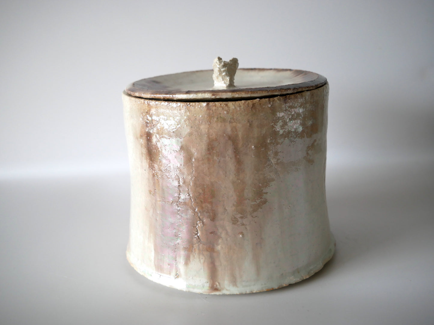 Kimura Takashi [92. White-glazed iridescent mizusashi]