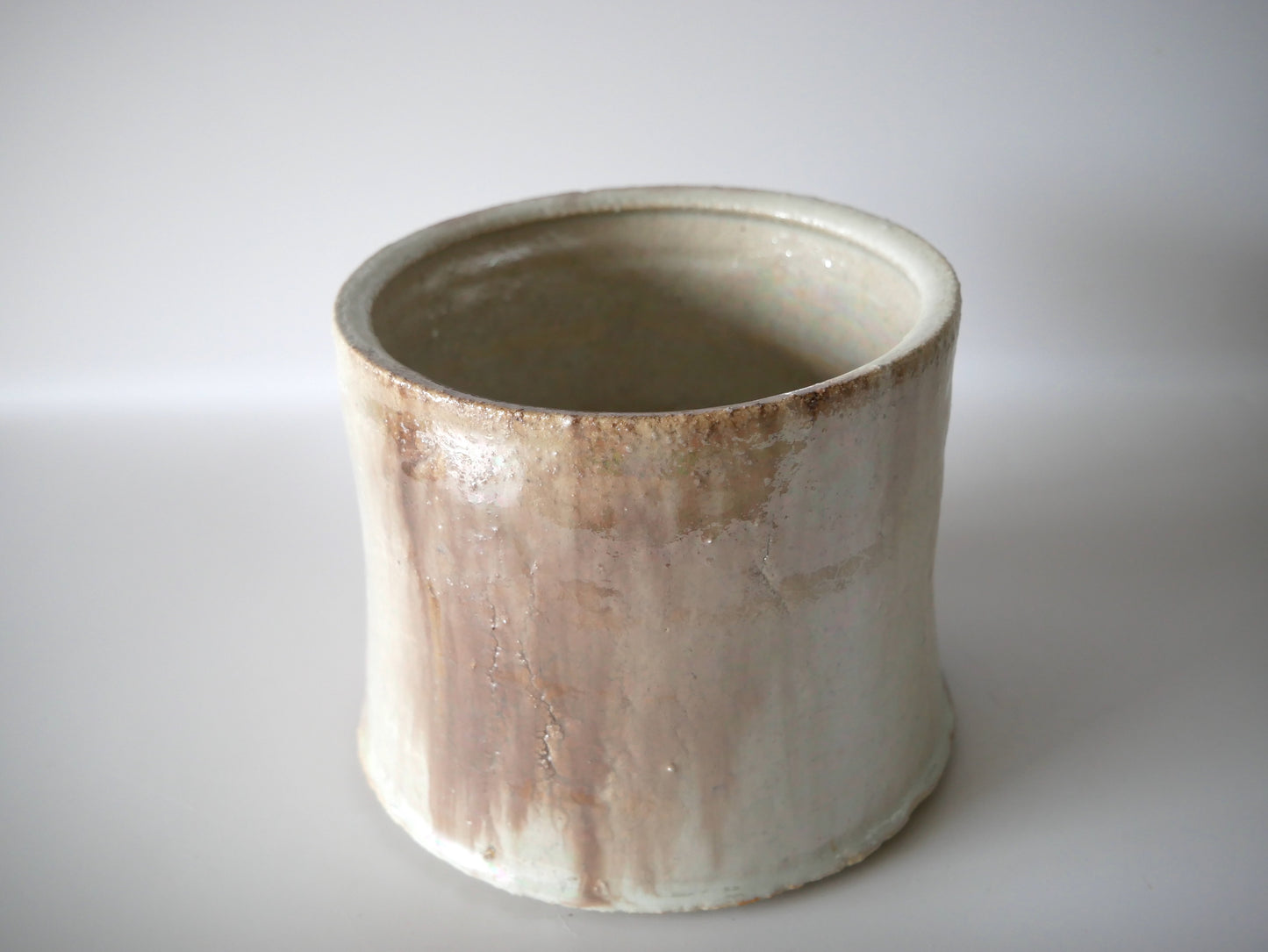 Kimura Takashi [92. White-glazed iridescent mizusashi]
