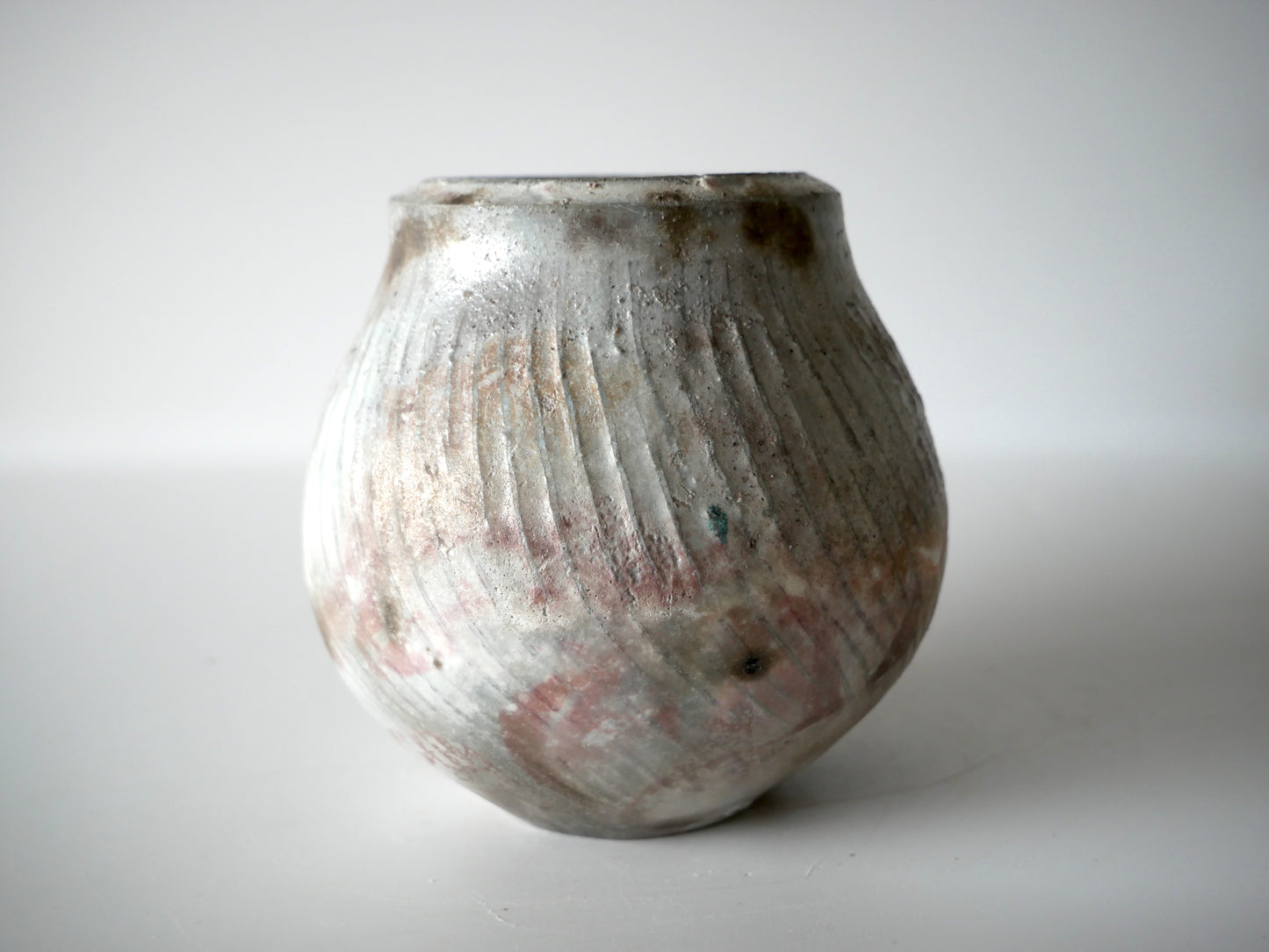 Kimura Takashi [113. White Glaze Kiln-Transformed Vase]