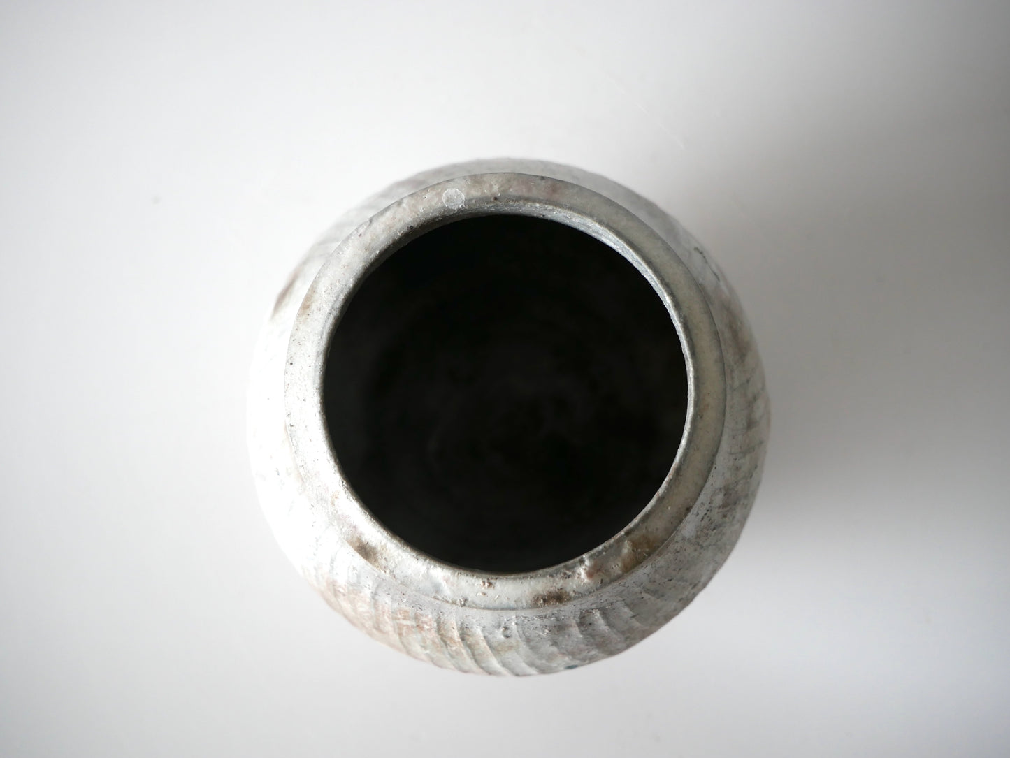 Kimura Takashi [113. White Glaze Kiln-Transformed Vase]